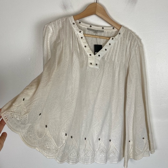 Guess Bonita Eyelet Scalloped Top Size XS White Long Sleeves Knit Flare Sleeves - Picture 2 of 10